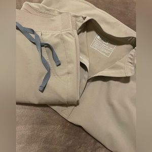 NWOT Figs Women’s Latte scrub set